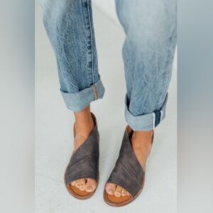 Free People Mont Blanc Sandal Flats
In Dark Grey Boho Minimalist 
Size 9.5